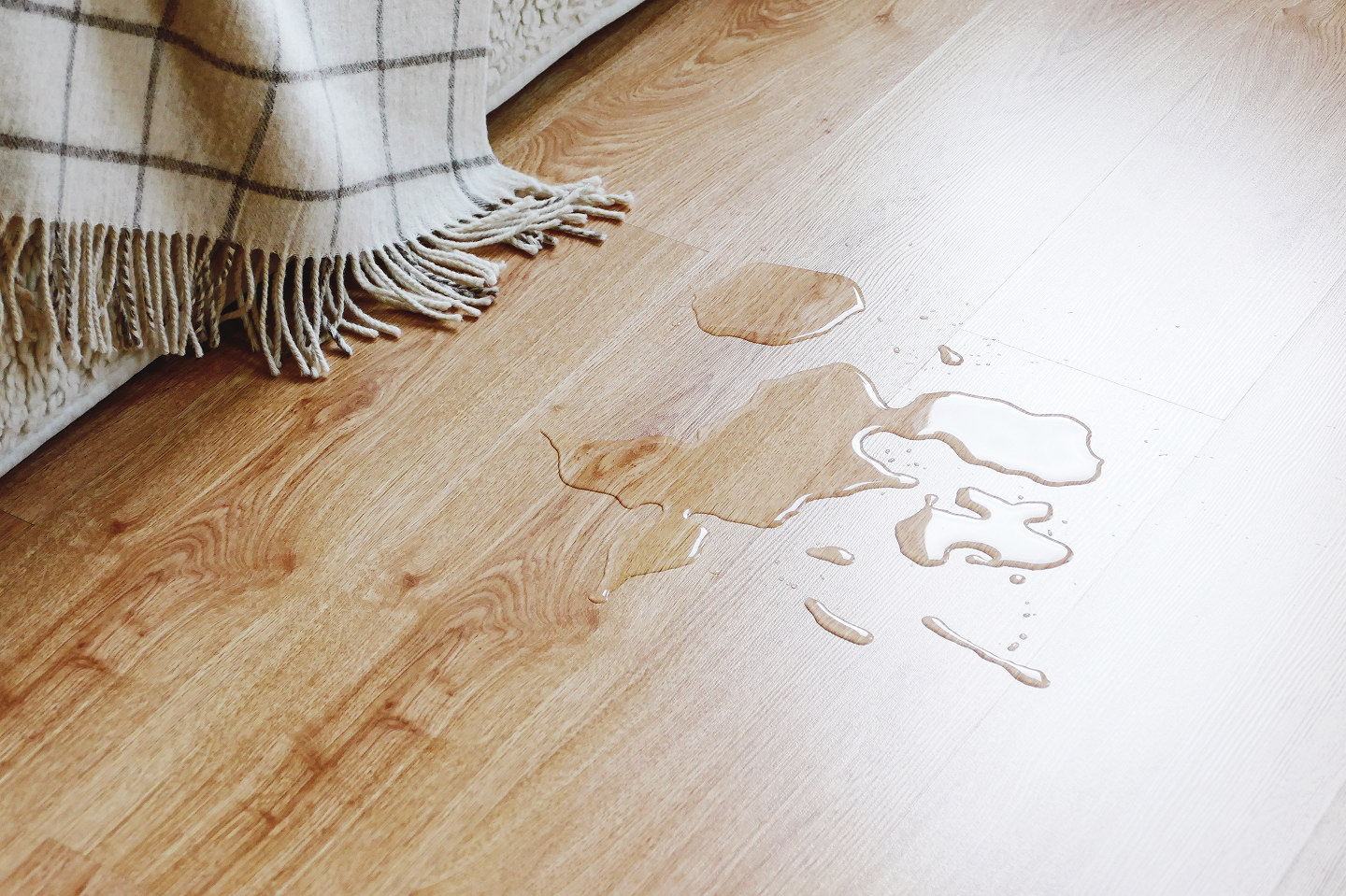 water-on-the-laminated-floor-in-the-living-room